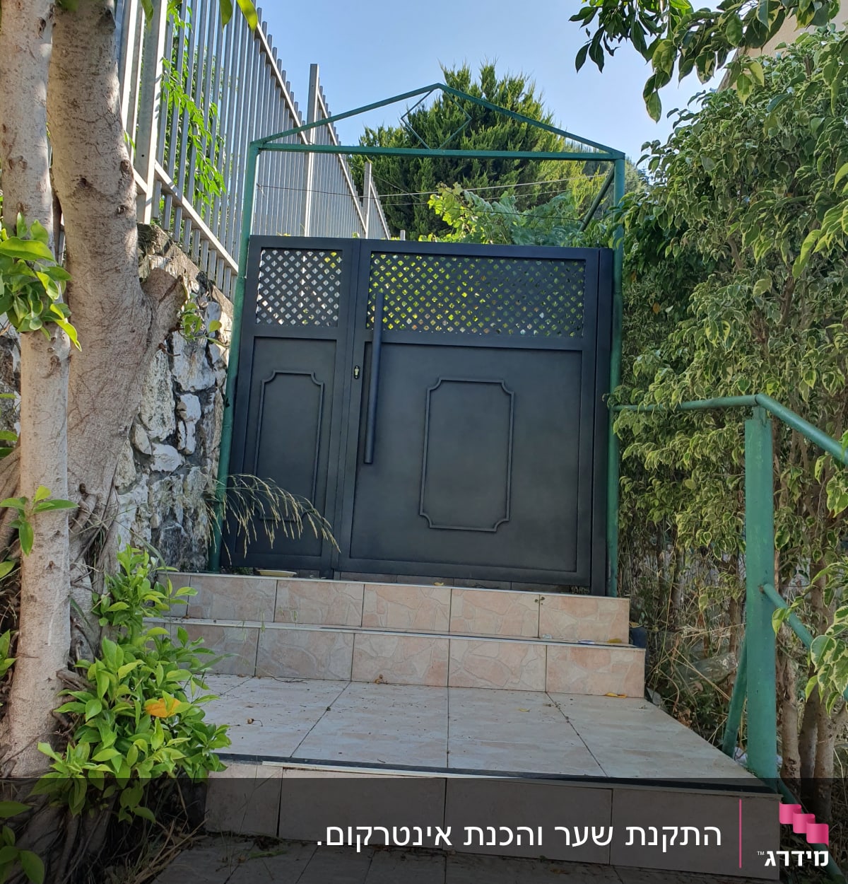 שער מתכת שחור עם מסגרת ירוקה